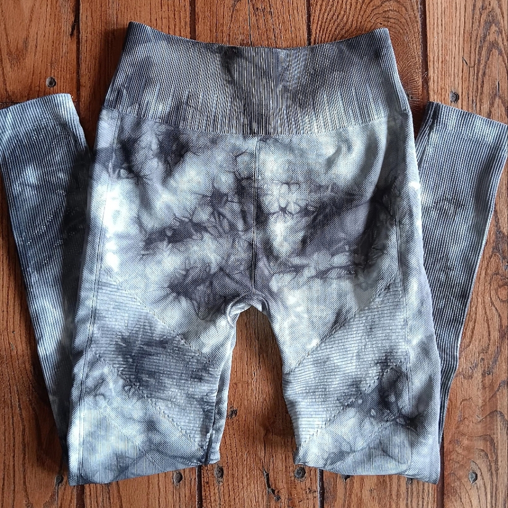 Tie Dye Grey White Tackma Performance Leggings NWOT